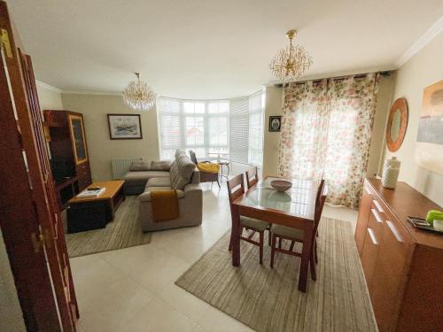 ein Wohnzimmer mit einem Tisch und einem Sofa in der Unterkunft Miranda VUT-PO-004637 in Caldas de Reis