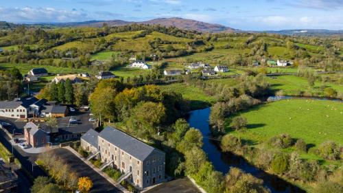 una vista aérea de una pequeña ciudad con un río en The Koze, en Leitrim