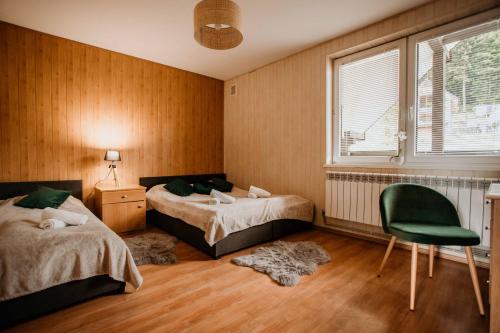 Postel nebo postele na pokoji v ubytování Apartamenty Na Stoczku nad samym jeziorem z widokiem na jezioro 509-619-803