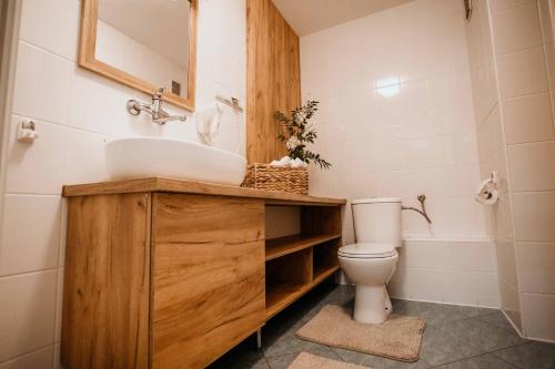 Apartamenty Na Stoczku nad samym jeziorem z widokiem na jezioro 509-619-803にあるバスルーム