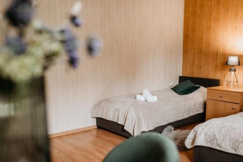 Apartamenty Na Stoczku nad samym jeziorem z widokiem na jezioro 509-619-803にあるベッド
