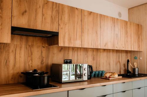 Apartamenty Na Stoczku nad samym jeziorem z widokiem na jezioro 509-619-803にあるキッチンまたは簡易キッチン