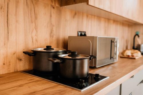 Apartamenty Na Stoczku nad samym jeziorem z widokiem na jezioro 509-619-803にあるキッチンまたは簡易キッチン