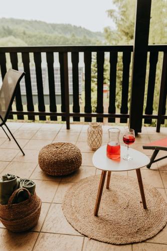 Apartamenty Na Stoczku nad samym jeziorem z widokiem na jezioro 509-619-803にあるバルコニーまたはテラス