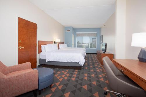 Un pat sau paturi într-o cameră la Holiday Inn & Suites Goodyear - West Phoenix Area, an IHG Hotel