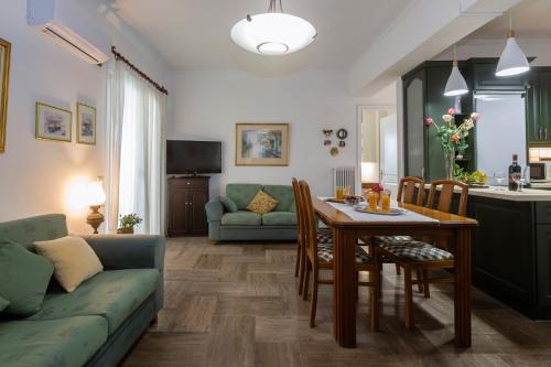 a living room with a table and a couch at Pausa Verde in Corfu city in Corfu Town
