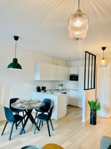 - une cuisine et une salle à manger avec une table et des chaises dans l'établissement New & Large 1 bedroom in Center- terrace & parking, à Luxembourg