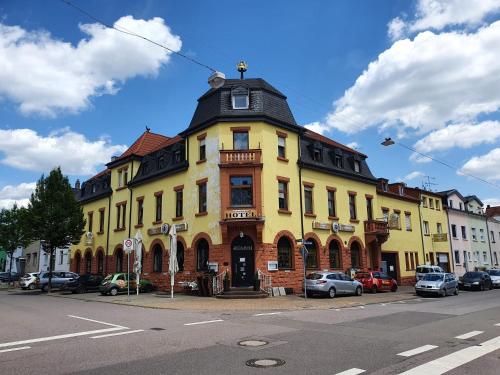 un edificio amarillo al lado de una calle en Stay2Night Hotel en Dillingen an der Saar