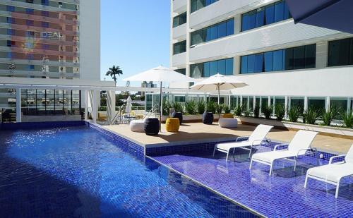 สระว่ายน้ำที่อยู่ใกล้ ๆ หรือใน Flat Hotel América Campos Pelinca 301