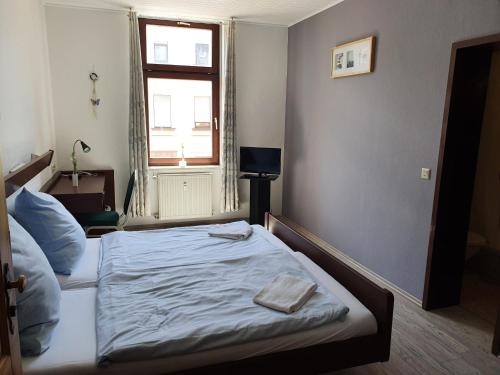 a bedroom with a bed and a window at Stay2Night Hotel in Dillingen an der Saar