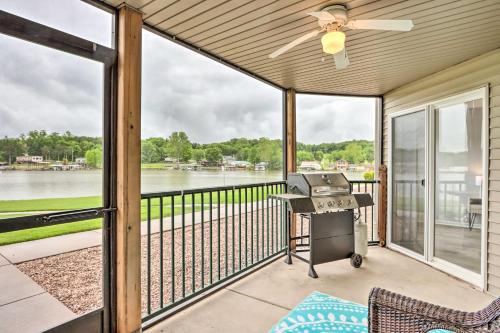 Ein Balkon oder eine Terrasse in der Unterkunft Pool Access and Lake Views Camdenton Condo