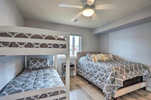 Ein Bett oder Betten in einem Zimmer der Unterkunft Pool Access and Lake Views Camdenton Condo