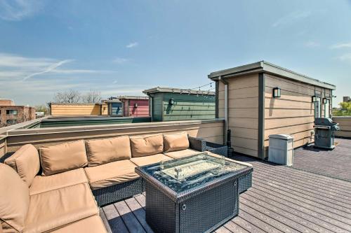 Balkoni atau teres di Rooftop Deck and City Views Denver Abode!
