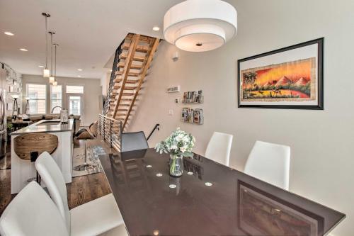 Gambar di galeri bagi Rooftop Deck and City Views Denver Abode! di Denver