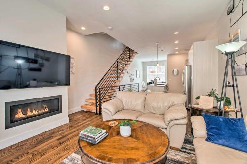Ruang duduk di Rooftop Deck and City Views Denver Abode!