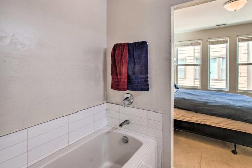 Katil atau katil-katil dalam bilik di Rooftop Deck and City Views Denver Abode!
