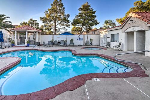 Contemporary Vegas Townhome with Community Pool