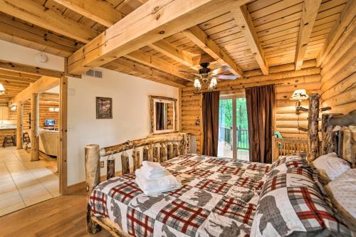 Ένα ή περισσότερα κρεβάτια σε δωμάτιο στο Classy Home with Hot Tub 2 Mi to Lake Access!