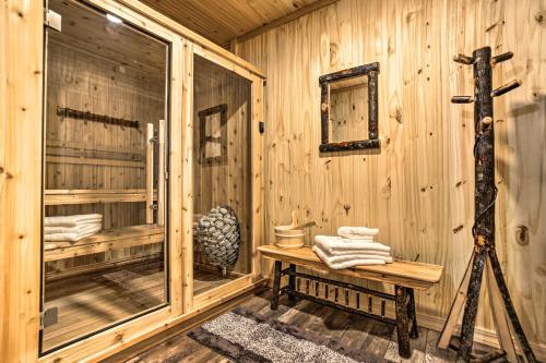 Ένα μπάνιο στο Classy Home with Hot Tub 2 Mi to Lake Access!