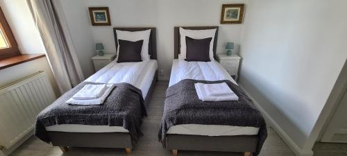 two twin beds in a room next to each other at SUKIENNICE MIĘDZYLESIE in Międzylesie