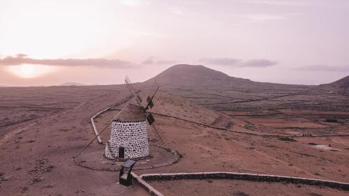 an object in the desert with a mountain in the background at Siempre Feliz La Casita Escanfraga in Villaverde