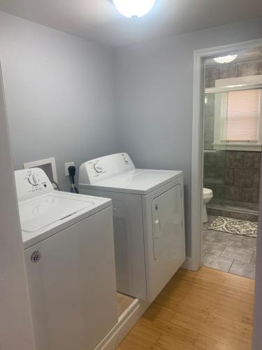 紐堡的住宿－Cozy Cottage with Fireplace，白色的浴室设有水槽和卫生间。