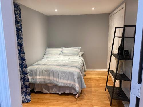1 dormitorio pequeño con 1 cama en una habitación en Cozy Cottage with Fireplace, en Newburgh