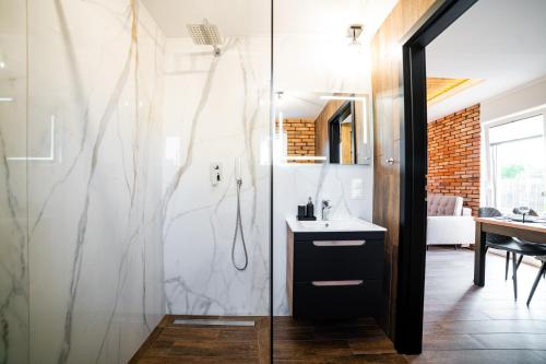 Kuchyňa alebo kuchynka v ubytovaní CHILL HAUS APARTAMENTY , Domki