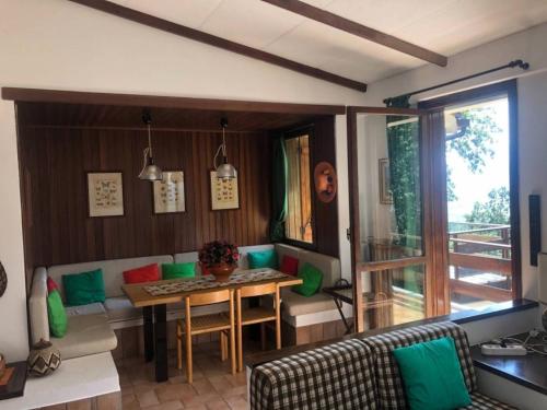 Ruang duduk di Appartamento EdenSirente