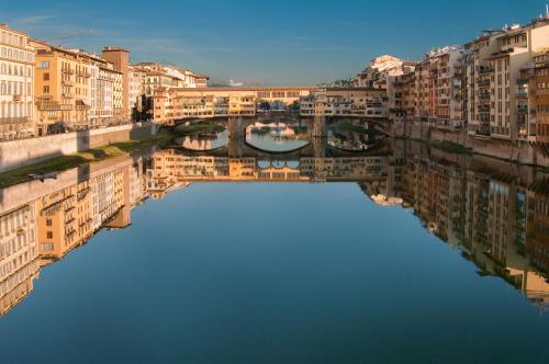 a river in a city with buildings and a bridge at IL NIDO DI CHLOE cod. citra 011027-LT-0239 in Sarzana