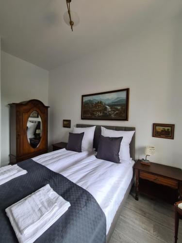 a bedroom with two beds and a table at SUKIENNICE MIĘDZYLESIE in Międzylesie
