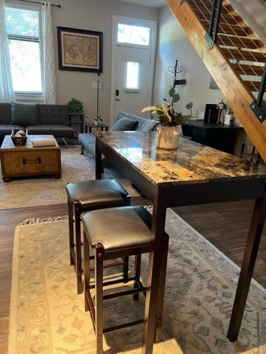 Posezení v ubytování Uptown Townhouse Studio Apartment -WiFi-10 min walk to Spectrum Center