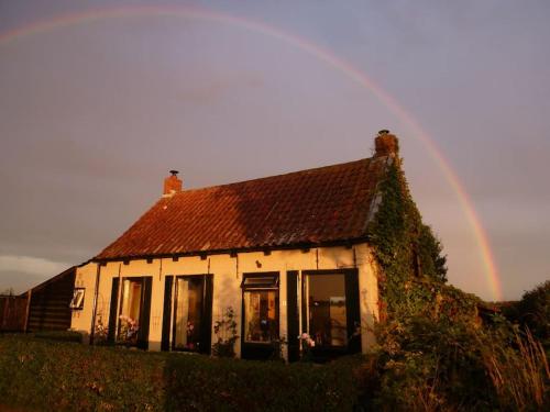 a rainbow over a house with at Dijkhuisje Zeeland in Waterlandkerkje