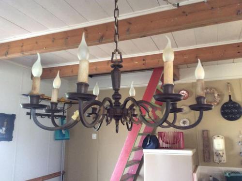 a chandelier hanging from a ceiling in a kitchen at Dijkhuisje Zeeland in Waterlandkerkje