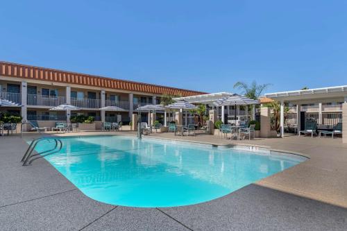 a large swimming pool in front of a hotel at Best Western Plus Hilltop Inn in Redding