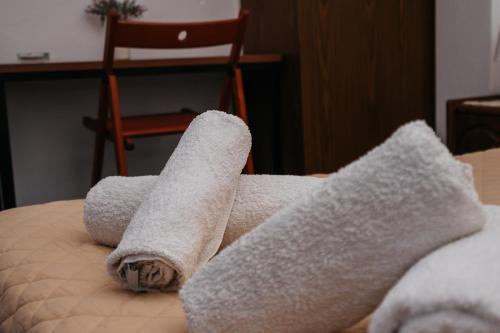 a roll of toilet paper on top of a bed at Oasis in Kamarai