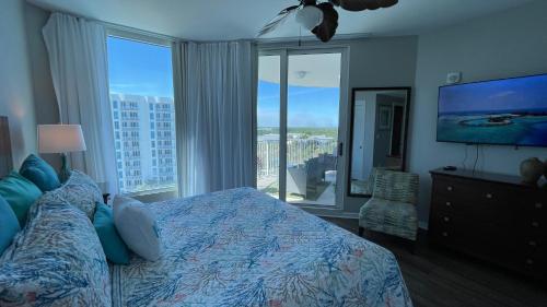 En eller flere senge i et værelse på Spectacular Sunsets 5 star Resort Condo Across from Beach Sleep 6 Private Shuttle