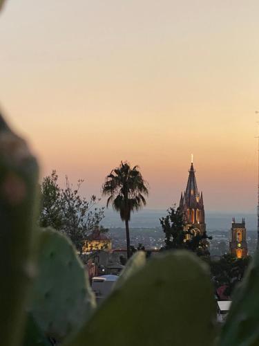- Vistas a una ciudad al atardecer con una iglesia en Hotel del Sol, en San Miguel de Allende