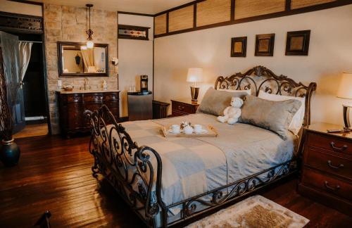 a bedroom with a bed with two teddy bears on it at Auberge Bruine Océane in Matane