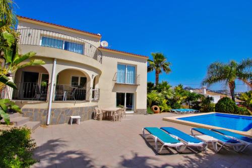 ベニッサにあるEstrella - holiday home with stunning views and private pool in Benissaのスイミングプール付きのヴィラ、家