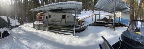 Panorama HeightsにあるGlamping propertyの雪の隣の建物