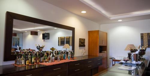Un bar con un montón de botellas en un mostrador. en Lam Hotel Estarreja, en Estarreja