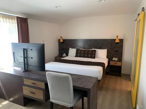 Ένα ή περισσότερα κρεβάτια σε δωμάτιο στο Oasis Inn and Suites