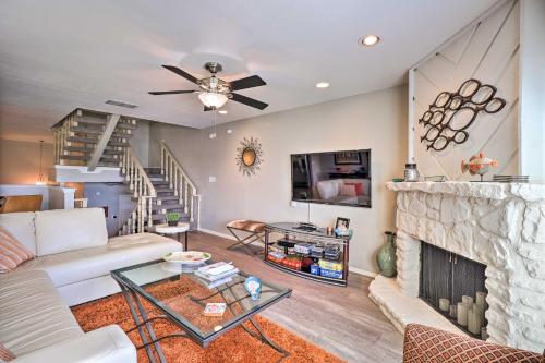Μια τηλεόραση ή/και κέντρο ψυχαγωγίας στο Waterfront Home with Dock on Lake Lyndon B Johnson!