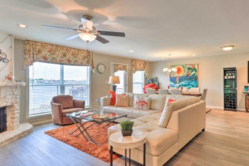 Χώρος καθιστικού στο Waterfront Home with Dock on Lake Lyndon B Johnson!