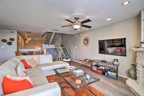 Χώρος καθιστικού στο Waterfront Home with Dock on Lake Lyndon B Johnson!