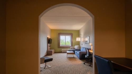 Un lugar para sentarse en Holiday Inn Express Hotel & Suites Mankato East by IHG