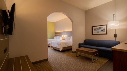 Una cama o camas en una habitación de Holiday Inn Express Hotel & Suites Mankato East by IHG