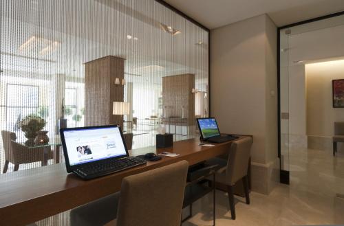 Una televisión o centro de entretenimiento en AlQasr Metropole Hotel