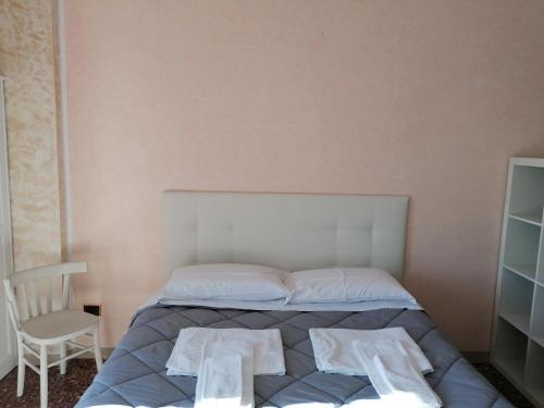 een slaapkamer met een bed met twee handdoeken erop bij GIOVANNA HOME COLLECTION in Messina
